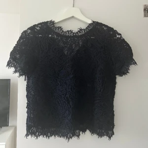 Spetstopp  - Marinblå spetstopp/blus från Lindex!! storlek xs