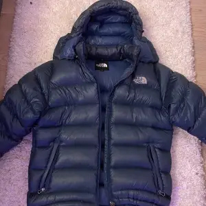 Vintage the north face puffer jacka summit series 95 vilket är deras modell som har mer kvalitet än deras vanliga nuptse jacka. Utmärkt skick och har inga som helst hål eller defekter. Ingen sizetag inuti jackan men den S. Skriv om du har fler frågor