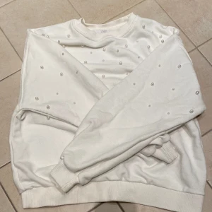 Tröja ifrån Zara - En jätte fin tröja från zara med pärlor på! Köpte den i våras men är för kort i armarna🩷 Den e knappt använd! Dm för mer bilder 🩷