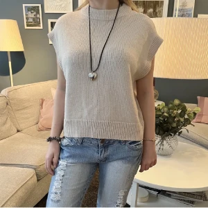 Trekvartserm  - Asså bara wow! Säljer denna så sjukt snygga stickade tröja. Den har inga defekter och passar till allt. Den är jätte lik Soft goat tröjan och påminner mig om den. Säljer endast vid bra bud!