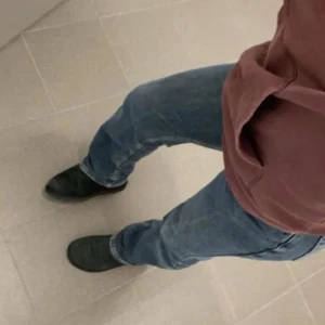 Jeans ⭐️ - Super snygga jeans som jag säljer då de va förstora för mig. Skulle nog passa någon som har storlek M och är runt 170. Jag är runt 170 och de är bra i längden på mig ✨🙌🏼❤️ Skulle säga att de är midwaist💞 Storlek W33 L24. 
