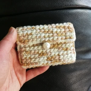 Unik handvirkad korthållare  - Handgjort korthållare med vit pärla. Grädd Vit/beige färg. Praktik till kort eller myten. Kan också till annat som du behöver.. 10 cm*7.5cm  Djurfritt /rökfritt hem.  