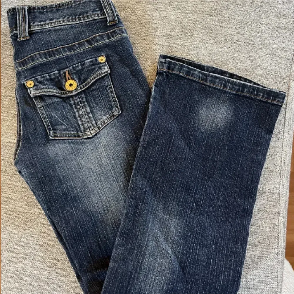 super fina bootcut jeans!! köpta här på plick men passade tyvärr inte mig😭 midjemått 76 och innerbenslängden 74 ish🥰🥰. Jeans & Byxor.