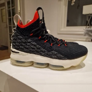Nike Lebron XV Black/Bright - Nike Lebron XV Stl. 40 Köpta i USA Obetydligt använda i jättebra skick