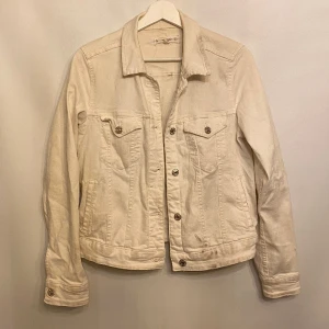 Vit jeansjacka  - En vit jeansjacka. Märke: mango. Storlek: M 
