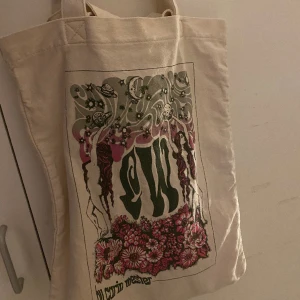 Carin Wester tygväska  - Jättefin Carin Wester tygväska som jag köpte i somras, knappt använd. 🫶🏼🫶🏼