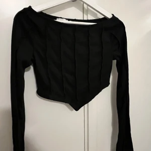 Svart topp XS - Säljer denna svarta topp från nakd, stl XS. Använd en gång 
