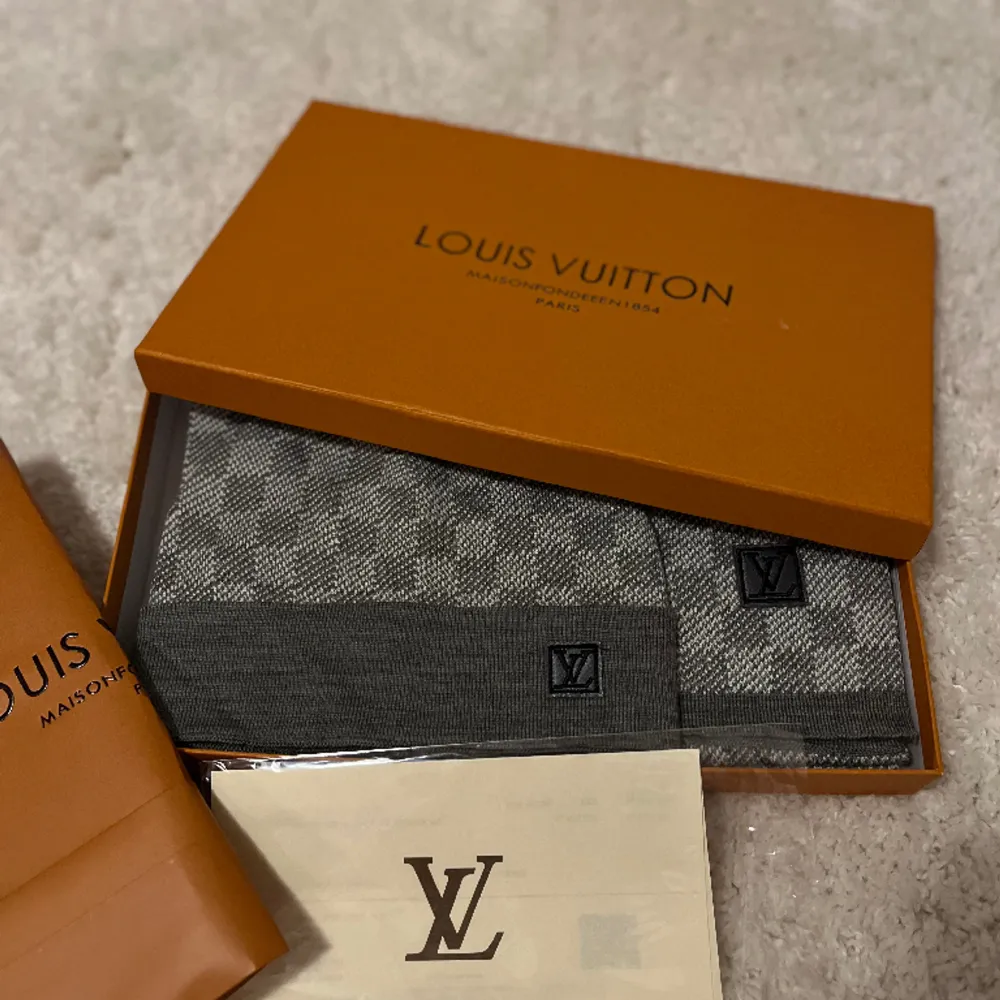 Hej! Jag säljer nu detta Louis Vuitton set som består utav en mössa och en halsduk. Skicket är 10/10 då det är helt nytt och oanvänt. Låda medföljer och annat tillbehör medföljer. Är en replika. Priset kan diskuteras vid snabb affär💯. Accessoarer.