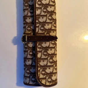 Vintage Dior  - Liten väska/ plånbok, sminkväska från Dior. Vintage Textil och läder/ mocka Obs. Varan har inget intyg, den är jätte gammal.