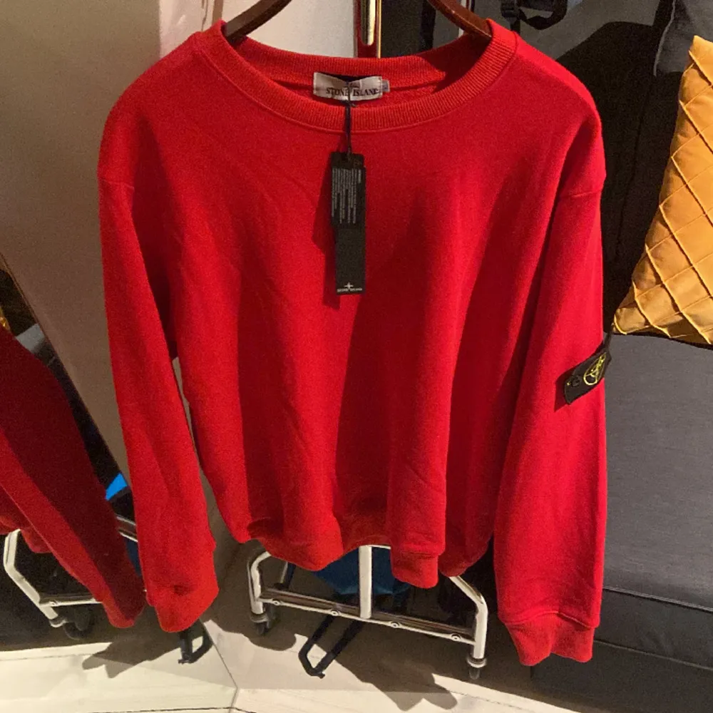 Helt ny Stone island tröja(äkta) aldrig använd eftersom den är för stor. Ny pris ca 3000kr mitt pris 999kr. Kan ändra pris vid snabb affär. Hör av er om ni har frågor eller mer 🙏. Tröjor & Koftor.