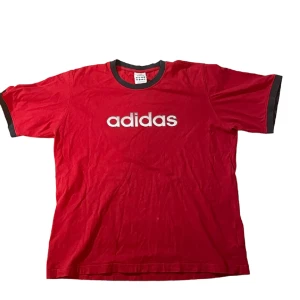 Adidas T-shirt  - Vintage adidas T-shirt i storlek XL. Skriv på dm vid frågor eller fler bilder!