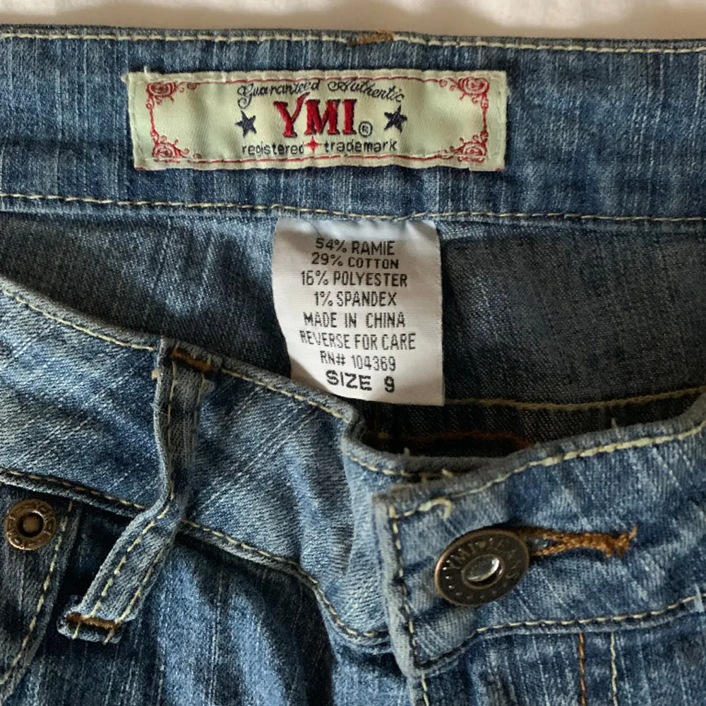 Säljer dessa super fina lågmidjade jeansen för att de tyvär är för stora för mig. De är i bra skick för att vara second hand och har inga defekter.  Midjemått: 38 Innerbenslängd: 80. Jeans & Byxor.