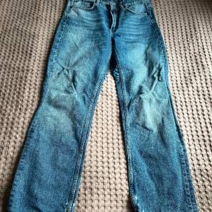 Zara jeans som är raka men sytt till bootcut. Köpta för länge sen, skriv för fler bilder vid intresse 💗
