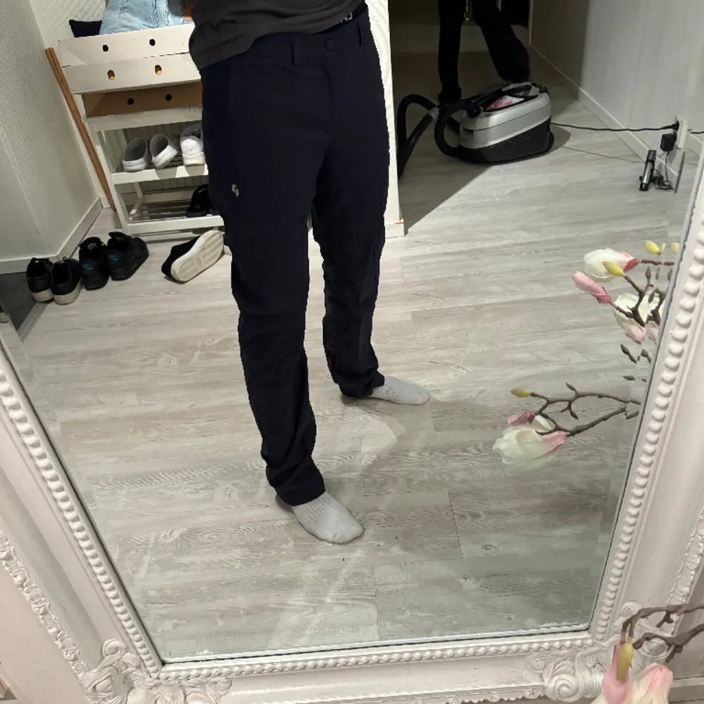 Jr iconiq pants från peakperformance, bra skick, storlek 170. Köpta för 799kr säljer för 300kr, skriv om ni har frågor!. Jeans & Byxor.