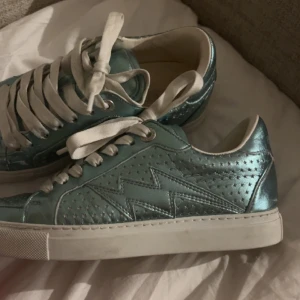 Zadig skor  - Jätte snygga Zadig skor som jag köpte här på plick men som tyvärr lite för stora dem är i väldigt fint skick skriv om ni vill ha mer bilder eller andra frågor nypris är 4000kr 🥰