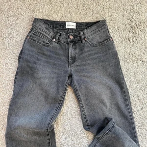 Lågmidjade jeans A-brand - Min favvojeans har blivit för små! De är helt utan anmärkningar!  Bild från deras hemsida för modell! 