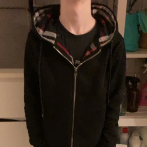 Burberry hoodie - Hej! Säljer en svart burberry hoodie. Aldrig använd o sprillans ny med taggar som med följer, Sista kvar nu så passa på sen kommer det inte fler på ett tag, hör av er för eventuella frågor eller vid intresse av köp💛 1;1💛