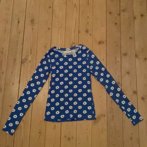 Tight tröja - Fin tröja som tyvärr är för liten för mig Den är Superskön💥 Står inte för frakt vet inte hur jag ändrar⚠️