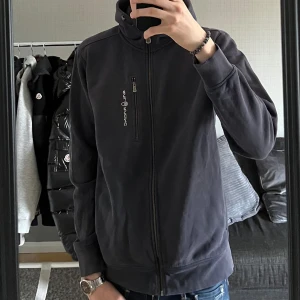 Hoodie - Sail racing hoodie i den marinblåa färgen. Använd ett tag men i hyfsat bra skick. Hör gärna av er vid minsta intresse.