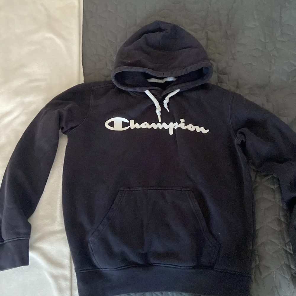 Champion hoodie svart, passar 160-170, väldigt bra skick, skicka ett Pm Vid fler frågor. Hoodies.