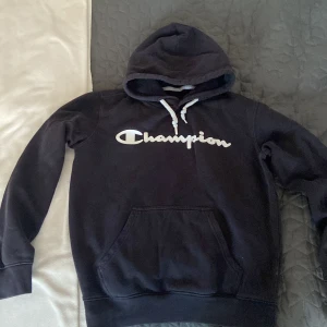 Champion Hoodie - Champion hoodie svart, passar 160-170, väldigt bra skick, skicka ett Pm Vid fler frågor