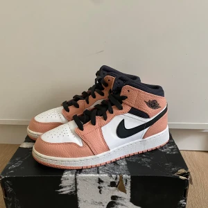 Jordan 1 mid pink - Jordan 1 mid  pink Quartz: Storlek 38, passar lite mindre. Skick: 8/10 inga större tecken på användning. Box medföljer (skadad)  Priset är inte hugget i sten, så vid frågor eller funderingar så är det bara att kontakta mig! Givetvis äkta!