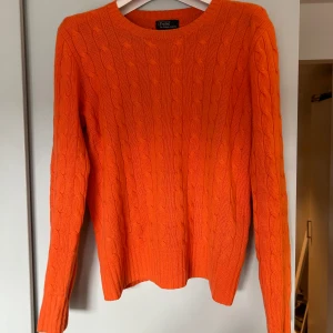 Polo Ralph Lauren Orange stickad tröja - Fin stickad tröja från Polo Ralph Lauren i nyskick. Barnstorlek L men passar dam storlek S perfekt.