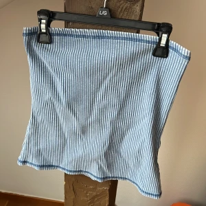 Tubtopp weekday - Blå tubtopp från weekday i räfflat material. Strl S. Sparsamt använd💗