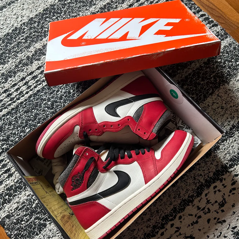 jordan 1 chicago lost and found i storlek 43. DS alltså oanvända bara snörade på ena skon. allt orginal tillkommer. köpta på hypebeast baltics i tallinn. söker främst byten på dessa. Skor.