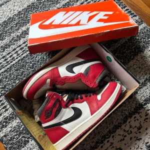 Jordan 1 lost and found - jordan 1 chicago lost and found i storlek 43. DS alltså oanvända bara snörade på ena skon. allt orginal tillkommer. köpta på hypebeast baltics i tallinn. söker främst byten på dessa