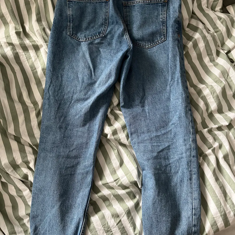 Blåa standard jeans från pull&bear i storlek 40. Använda men väl omhändertagna. . Jeans & Byxor.