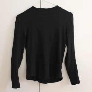 Ribbad tröja - Långarmad ribbad tröja från H&M Basic // Gott skick // 97% bomull, 3% elastan // Skicka pm för mer info/samtal