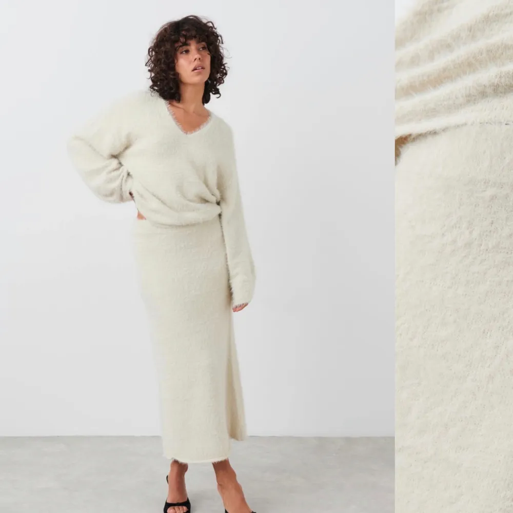 Super snygg matching set 🤎  Kräm vit knitted maxi kjol med matchade oversized tröja.  Sitter så snyggt, aldrig använd har bara testat plagget.  Som ny!  Köpt från Gina Tricot 🤎. Klänningar.