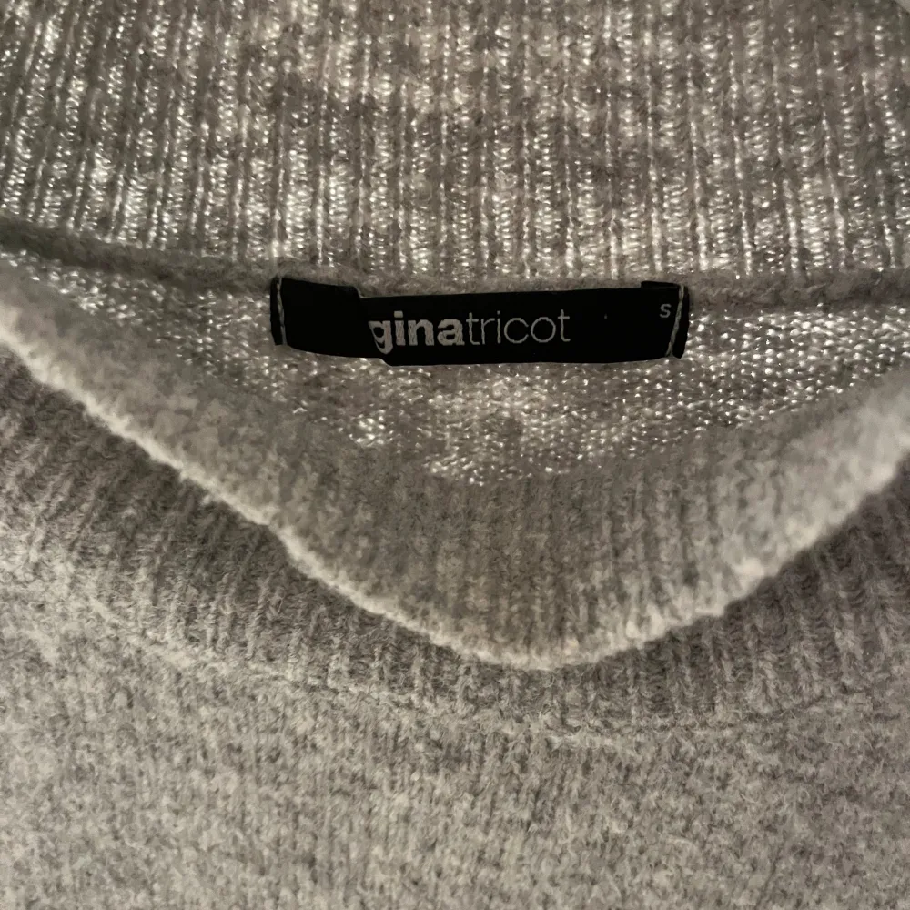 Säljer denna stickade tröjan från Gina tricot i strl S🫶Är i fint skick Inköpspris: 400kr. Neuleet.