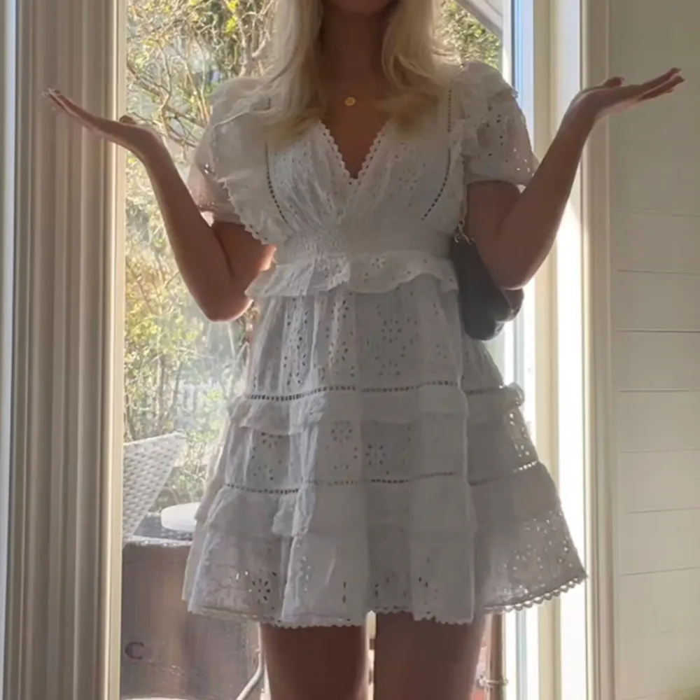 Säljer denna jättefina och populära vita studentklänningen som är helt slutsåld😍😍 säljer då jag köpte i två olika storlekar så den är i nyskick!!! Har ingen aning hur mycket jag vill sälja den för så kom med egna prisförslag😅 lånade bilder  . Klänningar.