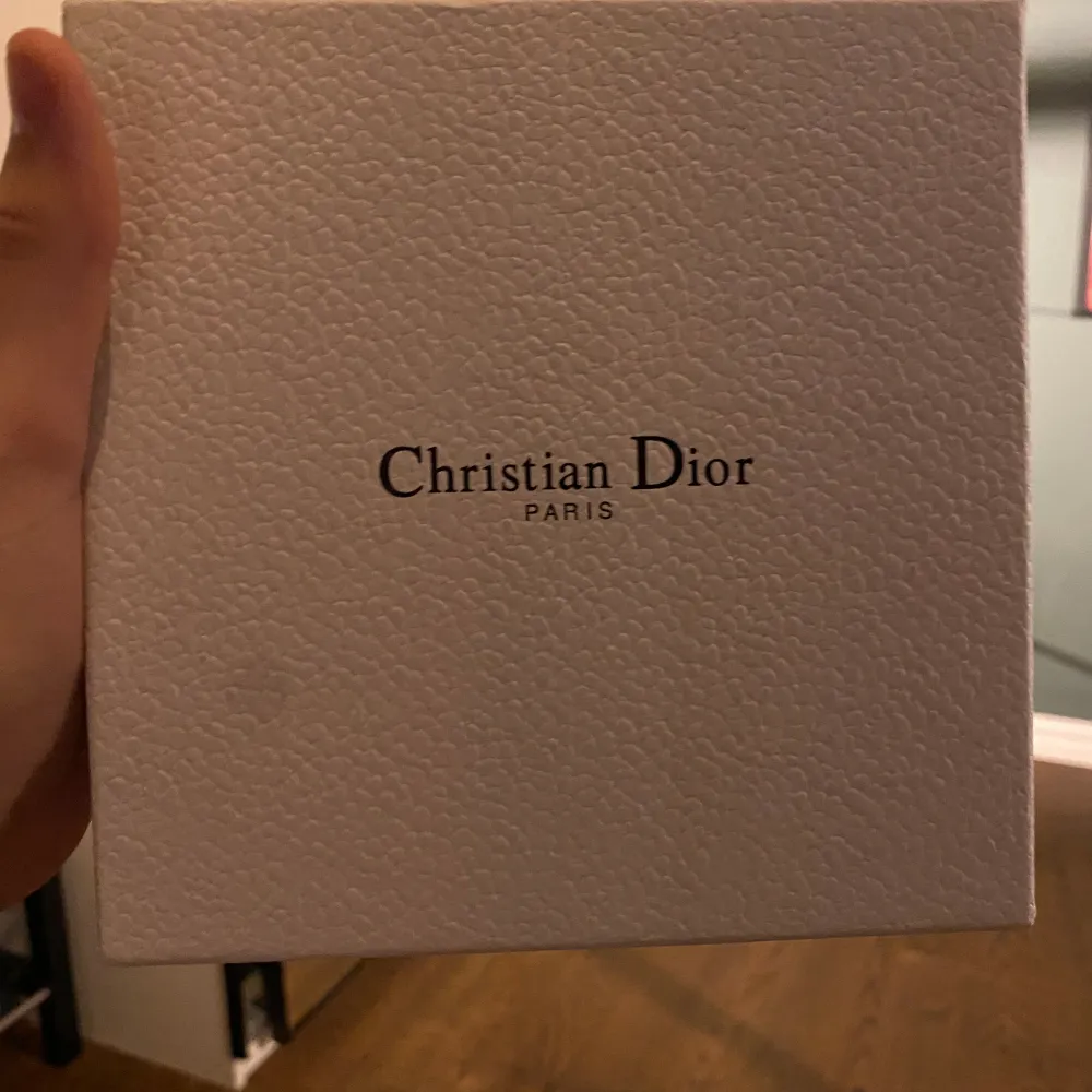 Dior bälte äkta,dior påse och dior box ingår självklart 110cm långt. Accessoarer.