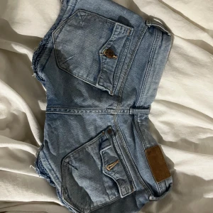 Low waist shorts  - Var lite tajt runt mina lår och jag har storlek 34 ☺️ 