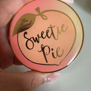 Too faced bronzer  - Too faced sweetpie bronzer (säljs inte längre då det är ifrån Peach kollektionen)   Använd men finns mycket kvar !!