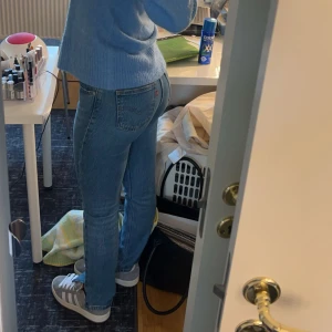 Levis low waist jeans - Säljer mina älskade Levis jeans köpa på NK i Göteborg. Säljer då de knappast kommer till användning. De är i ett otroligt fint skick, har även gjort egen slits längst benen  som man kan se på bilden! 😍