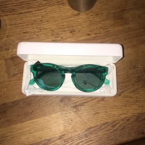 Chimi glasögon - Jag säljer ett par chimi glasögon i skick 7/10. Det är modell 003 i färger aqua. Priset är inte hugget i sten så skriv om minsta fundering.