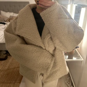 Oanvänd Gina Tricot kappa - Oanvänd Gina Tricot kappa som är perfekt till våren