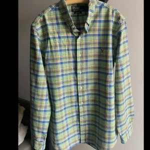 Ralph Lauren Skjorta - Slim Fit - En mycket bekväm och stilren Ralph Lauren-skjorta (slimfit) i högkvalitativt material. Skjorta  är i storlek L och passar mig perfekt som är 185 cm lång och något bredaxlad därtill. 