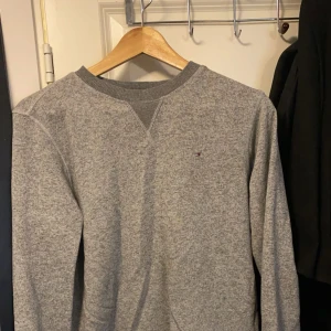 Tommy hilfiger sweatshirt  - Bra kondition. Inga hål. Storlek m men den passar me s också.