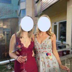 Balklänning med blombroderi - Säljer denna superfina balklänning från Asos med paljetter och broderi 🌸 Perfekt för vår eller studentbal 🫶 Skriv för fler bilder 🤍  Nypris 1200kr