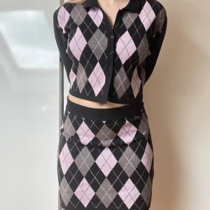 Rutigt set kjol & kavaj - Vår allas shein-favorit, dock väldigt söt! Bra skick och varm 🥰 