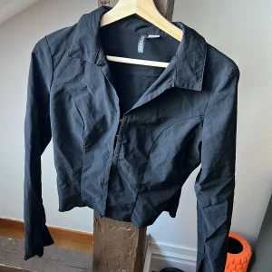 Svart blus - Svart blus/skjorta i strl S. Fint skick💗