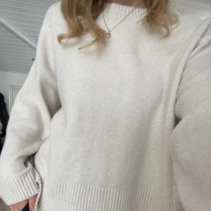 Beige stickad tröja - Super skön beige stickad tröja från stradivarius, strl M ☺️ i gott skick