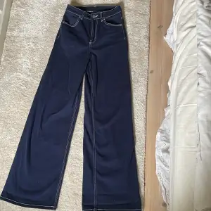 110 cm långa mörkblåa, högmidjade jeans från H&M. Mycket bra skick, som nya! De är stretchiga och sköna att ha på sig.❤️Nypris: 399kr (pris kan diskuteras)