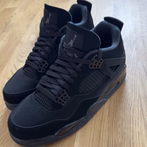 Jordan 4 Black cats - Nya Jordan 4 black cats  • Endast använt 3 gånger  • säljer pågrund fel storlek ( har 42 vanligtvis 