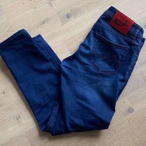 Tja! Säljer ett par omtyckta Jacob Cohen Jeans i storlek 32, strålande skick 10/10. Säljer jeansen för 1400. Nypris cirka 5 tusen. Pris kan diskuteras vid en snabb affär.  Hör av er vid frågor och funderingar!